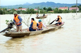 Quảng Trị: Hỗ trợ phương tiện, nhu yếu phẩm cho người dân vùng bị cô lập do mưa lũ