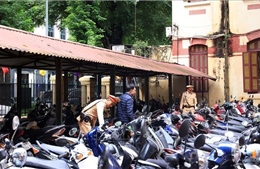 Phát hiện nhiều vi phạm khi tổng kiểm tra bãi giữ xe cho học sinh