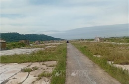 Muối rớt giá, những đồng muối ở xứ Thanh hoang hóa từng ngày