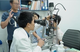 Bác sĩ Việt Nam cứu bé gái người Trung Quốc thoát cảnh mù lòa do ổ áp-xe hốc mắt