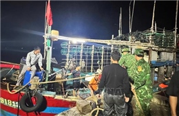 Ứng cứu 7 thuyền viên gặp nạn trên biển