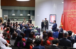 Thủ tướng và Phu nhân gặp gỡ cán bộ cơ quan đại diện và cộng đồng người Việt Nam tại Kuwait