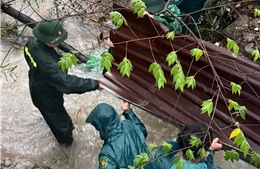 Đường sắt và đường bộ Khánh Hòa bị ngập vì mưa lớn, lực lượng chức năng nỗ lực thông tuyến sớm