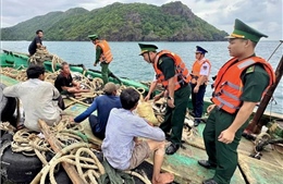Cứu 5 ngư dân bị chìm tàu trên vùng biển Côn Đảo