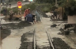 Thông tàu qua đoạn ngập tại khu gian Ngã Ba - Cam Thịnh Đông (Khánh Hòa)