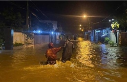 Đắk Lắk: Di dời hàng trăm hộ dân trong đêm khỏi vùng ngập lụt