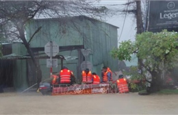 Mưa trắng trời, chính quyền địa phương gồng mình cứu dân