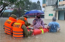 Vượt lũ đưa sản phụ đến trạm y tế an toàn