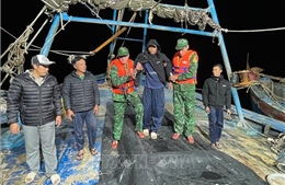 Đồn Biên phòng Cát Bà kịp thời hỗ trợ thuyền viên bị nạn trong đêm