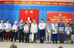 Phó Chủ tịch Quốc hội Lê Minh Hoan dự Ngày hội Đại đoàn kết dân tộc ở xã Ngũ Hiệp