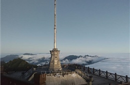 Băng giá phủ trắng đỉnh Fansipan