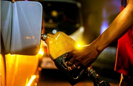 Giá dầu nhích tăng khi thanh khoản thấp trong dịp nghỉ lễ