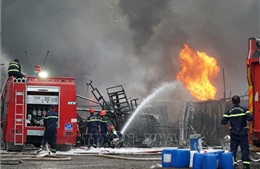 Cháy lớn tại bãi container ở Đà Nẵng