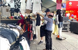 Chợ truyền thống bắt nhịp tiêu dùng, &#39;hút&#39; khách cuối năm