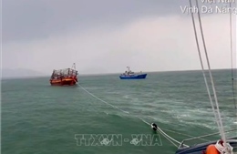 Ứng cứu 6 ngư dân trên tàu cá bị nước tràn khoang