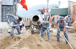 Chạy đua với thời gian dựng lại mái ấm cho người dân vùng lũ