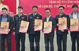 Mang báo Tết ra Trường Sa: Mạch nguồn yêu thương nơi biển đảo