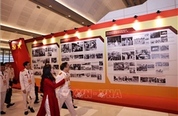 Trưng bày ảnh 'Dưới cờ Đảng - Đất nước tiến vào Kỷ nguyên mới' thu hút sự quan tâm của các đại biểu dự Đại hội XIV
