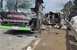 Xe giường nằm va chạm xe hạ tải làm 2 người tử vong