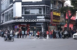 Giá vàng liên tục lập đỉnh mới, người dân 'rồng rắn' chờ mua