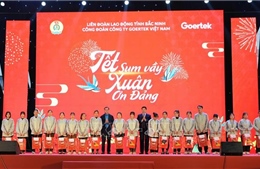 Tặng quà cho công nhân có hoàn cảnh khó khăn tại Bắc Ninh