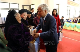 Phó Chủ tịch Thường trực Quốc hội Đỗ Văn Chiến tặng quà Tết cho người dân khó khăn ở Tuyên Quang