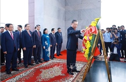 Tổng Bí thư Tô Lâm đặt vòng hoa tại Đài Độc lập ở Phnom Penh