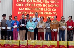 Phó Chủ tịch Quốc hội Trần Quang Phương tặng quà gia đình chính sách, hộ nghèo tỉnh Quảng Ngãi