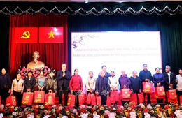 Đại tướng Lương Tam Quang thăm, tặng quà cho người dân có hoàn cảnh khó khăn