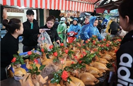 Người dân Hà Nội đội mưa rét đi chợ sớm sắm lễ cúng ông Công, ông Táo