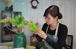 Sản phẩm hoa sen đất sét hút khách mùa Tết