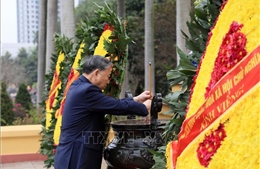 Lãnh đạo Đảng, Nhà nước và TP Hà Nội dâng hương tưởng niệm tại Nghĩa trang Mai Dịch Hà Nội