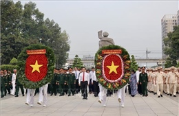 Lãnh đạo TP Hồ Chí Minh dâng hương các Anh hùng liệt sỹ nhân dịp Tết Nguyên đán Bính Ngọ