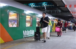 Chuyến tàu Hạnh phúc rời Ga Hà Nội, chở mùa Xuân về với Nhân dân