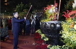 Tổng Bí thư Tô Lâm dâng hương tại tượng đài Vua Lý Thái Tổ