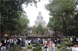 Du khách tưng bừng trẩy hội Phật Tích