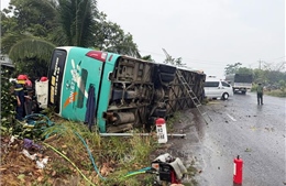Lật xe khách trên Quốc lộ 14 khiến 3 người thương vong