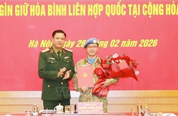 Trao quyết định cho sĩ quan đi làm nhiệm vụ gìn giữ hòa bình tại Trung Phi