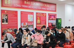 Xếp hàng từ lúc trời chưa sáng để chờ mua vàng Ngày vía Thần Tài