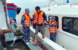 Bộ đội Biên phòng Ninh Bình kịp thời cứu 2 ngư dân gặp nạn trên biển