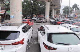Tái diễn đỗ xe bừa bãi trên vỉa hè, lòng đường, gầm cầu Hà Nội