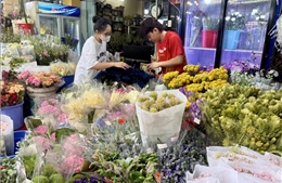 Thị trường hoa tươi sôi động dịp 8/3, hoa hồng tăng giá mạnh