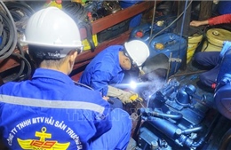 Trung tâm dịch vụ Hậu cần - Kỹ thuật đảo Trường Sa sửa chữa tàu cá gặp sự cố