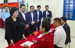 Phó Thủ tướng Phạm Thị Thanh Trà kiểm tra công tác bầu cử ở Điện Biên