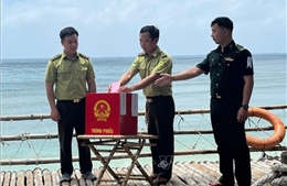 Đưa thùng phiếu vượt biển đến với kiểm lâm giữ đảo rùa