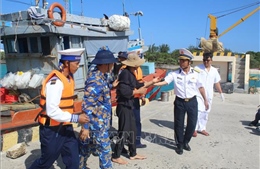 Kịp thời cấp cứu ngư dân gặp nạn