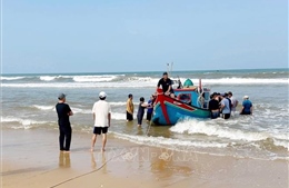 Hàng trăm tàu thuyền 'mắc cạn' tại cửa sông Dinh