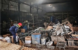 Dập tắt đám cháy trong khu công nghiệp Đại Đồng - Hoàn Sơn