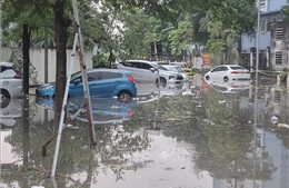 Hà Nội xuất hiện mưa đá, mưa lớn khiến nhiều khu vực ngập úng, giao thông khó khăn