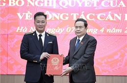 Chủ tịch Quốc hội trao Nghị quyết của Quốc hội cho Tổng Kiểm toán Nhà nước